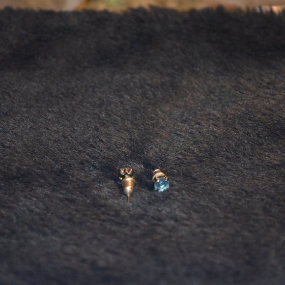 Earrings Stud Blue I-cone Faux Crystals 5 mm - Picture 3 of 5